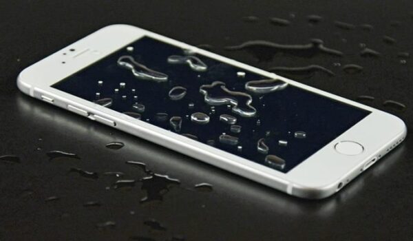Apple objasnio: Šta raditi ako AJFON upadne u vodu