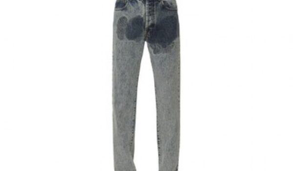 PREBIZARNO – farmerke sa mrljom od mokraće su novi modni trend! Koštaju 750 evra, a evo kako izgledaju…